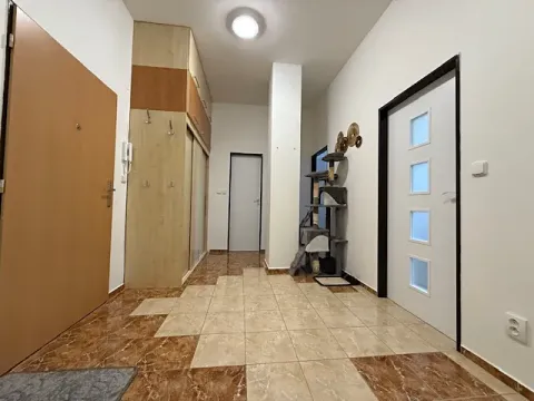 Prodej bytu 2+1, Milovice, Topolová, 66 m2