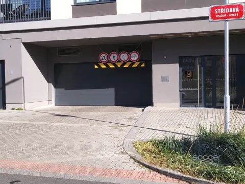 Pronájem garážového stání, Praha - Vysočany, Střídavá, 13 m2