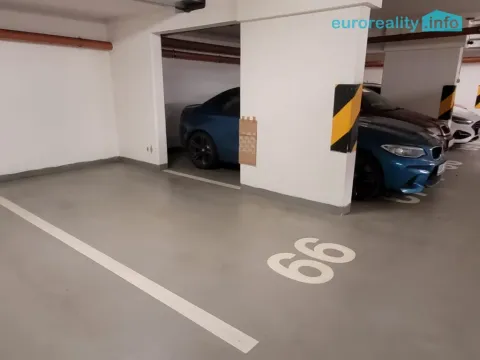 Pronájem garážového stání, Praha, Názovská, 18 m2