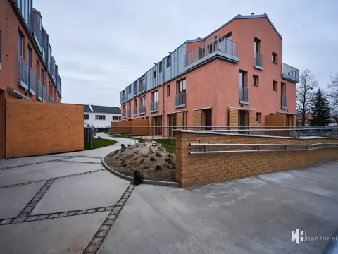 Pronájem bytu 1+kk, Praha - Dolní Měcholupy, Na návsi, 37 m2