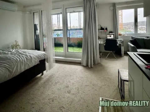 Pronájem bytu 1+kk, Praha - Hloubětín, Poděbradská, 46 m2