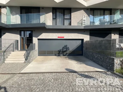 Pronájem garážového stání, Praha - Strašnice, Ramonova, 16 m2