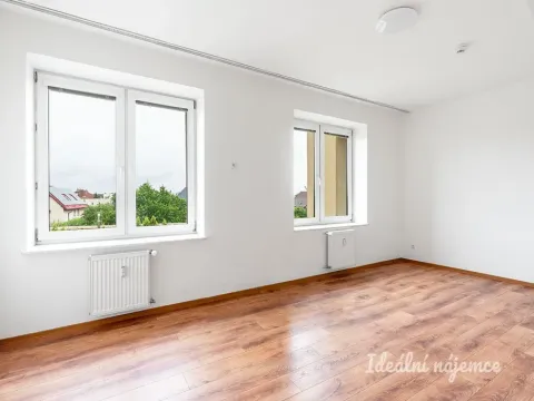 Pronájem bytu 1+kk, Praha - Suchdol, Suchdolské náměstí, 32 m2