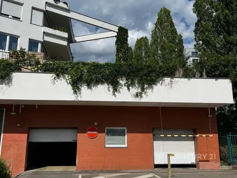 Pronájem garážového stání, Praha - Hlubočepy, Štěpařská, 15 m2