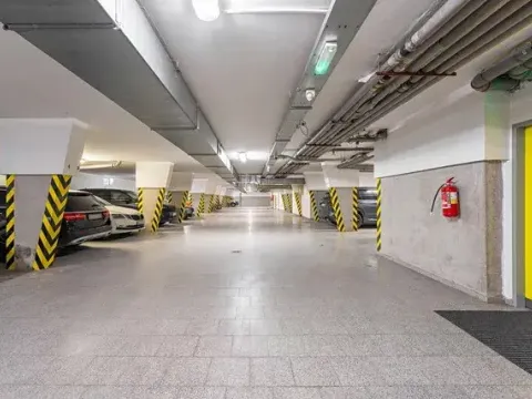 Pronájem garážového stání, Brno, Trýbova, 18 m2