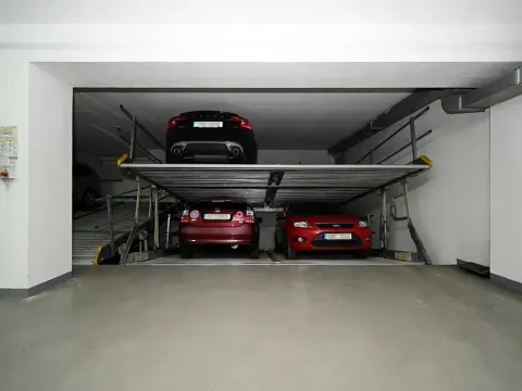 Pronájem garážového stání, Praha - Vinohrady, Voroněžská, 10 m2