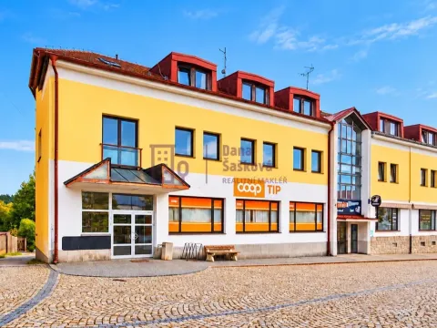 Pronájem obchodního prostoru, Studená, nám. Sv. J. Nepomuckého, 520 m2