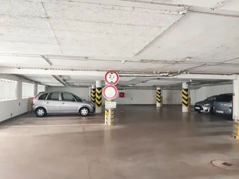 Pronájem garážového stání, Hradec Králové, třída Edvarda Beneše, 6 m2